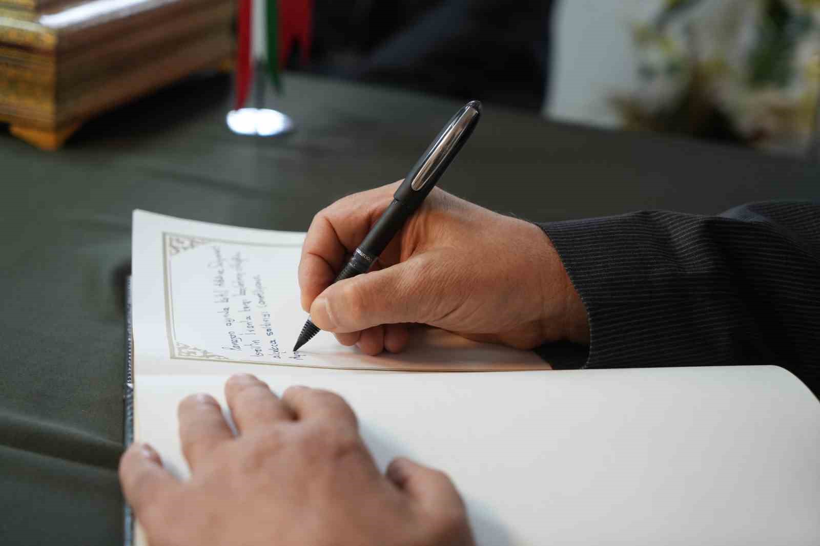 İran’ın Erzurum Başkonsolosuğu’nda taziye defteri açıldı
