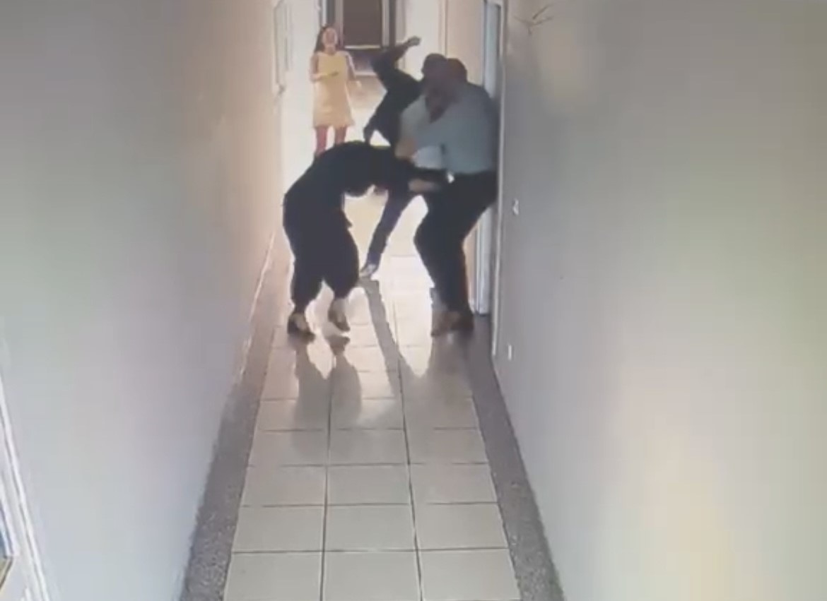 İş adamı kardeşlerin kavgasında çalışan ayağından vuruldu, o anlar kamerada
