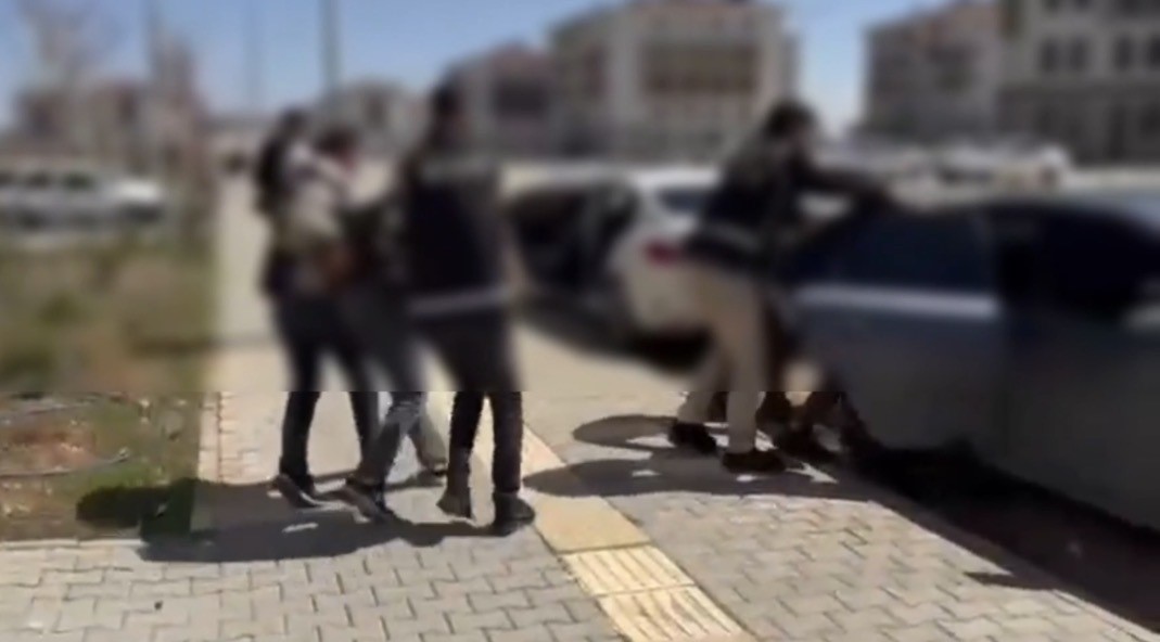 İş adamını darp ve tehdit ederek 3 milyon TL isteyen 5 şahıs yakalandı
