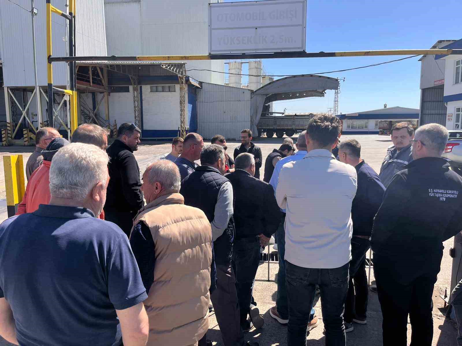 İş alamayan kooperatif üyeleri fabrika önünde toplandı

