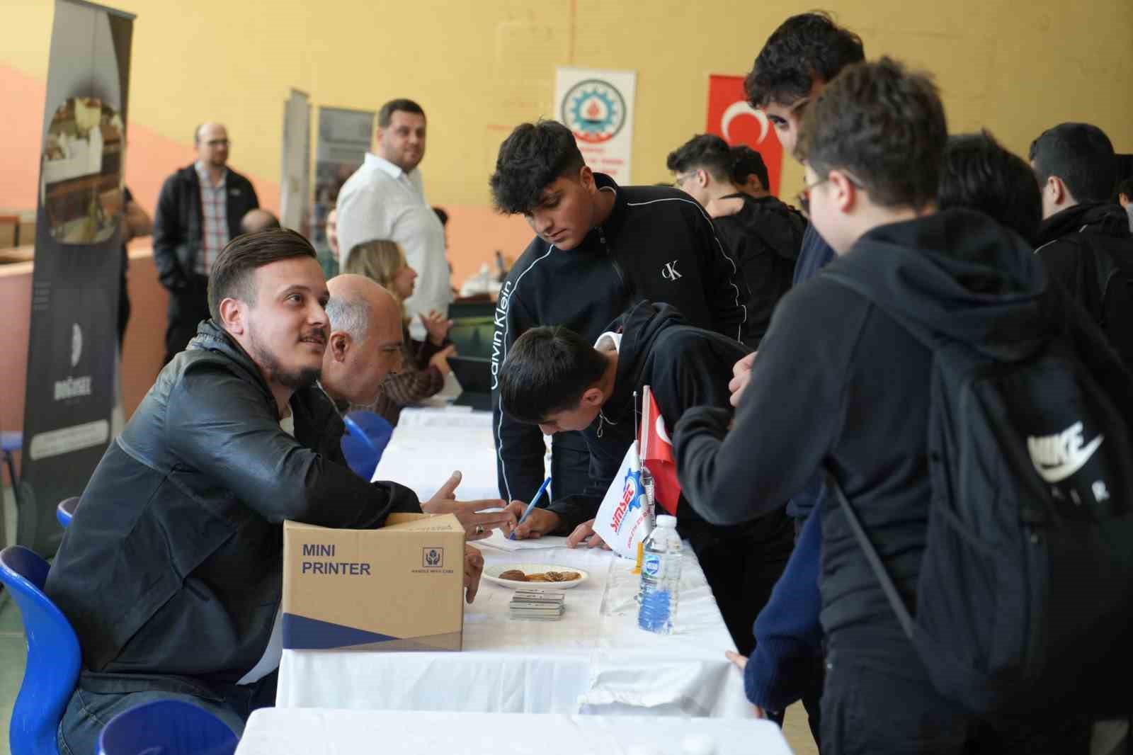 İş dünyasında devir değişti: Nitelikli personel arayan işveren öğrencinin ayağına gidiyor
