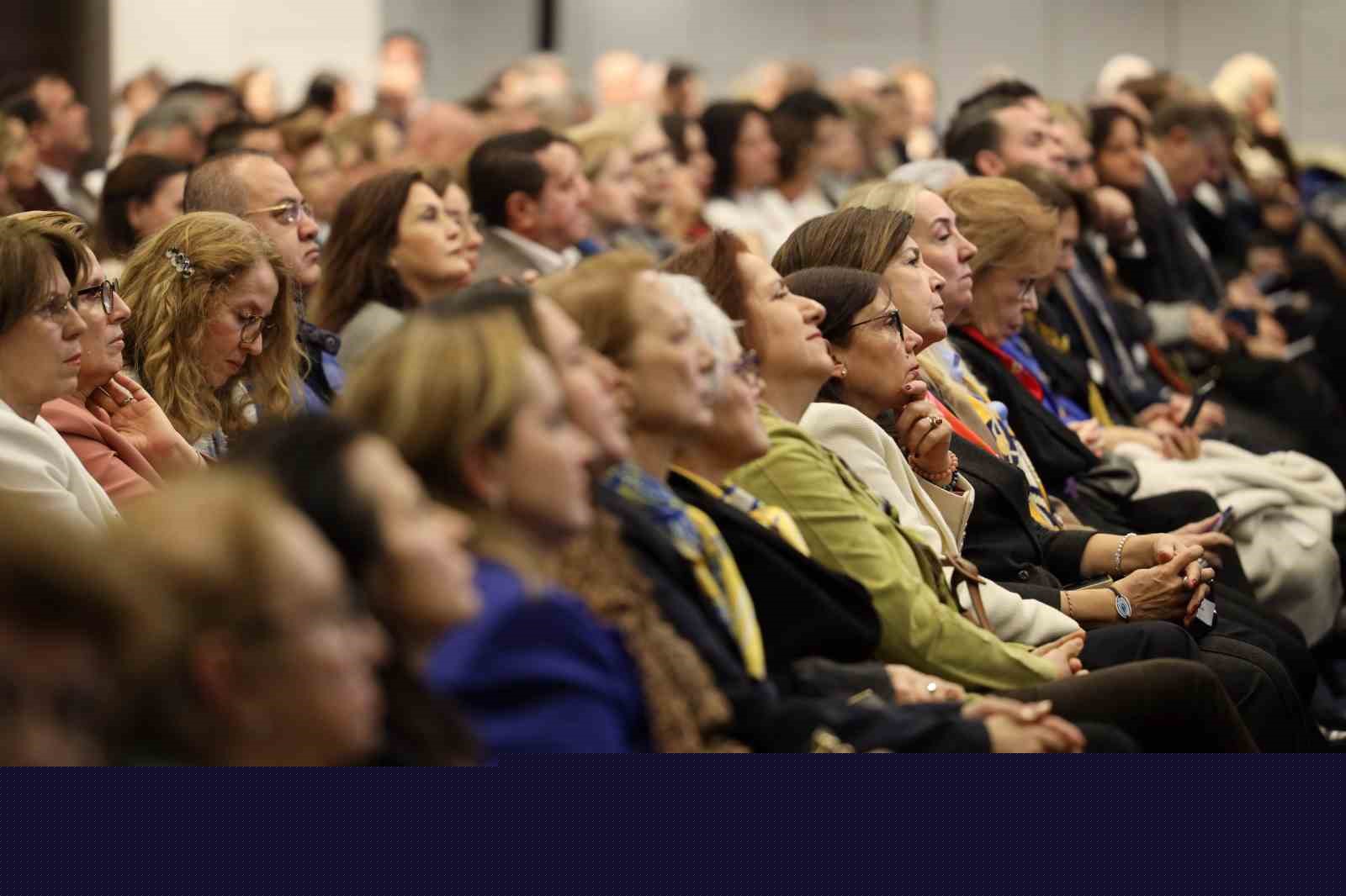 İş kadını Leyla Alaton İzmirli kadınlarla buluştu

