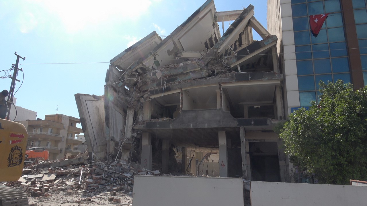 İş  makinasının kolona son dokunuşu 7 katlı binayı yerle bir etti
