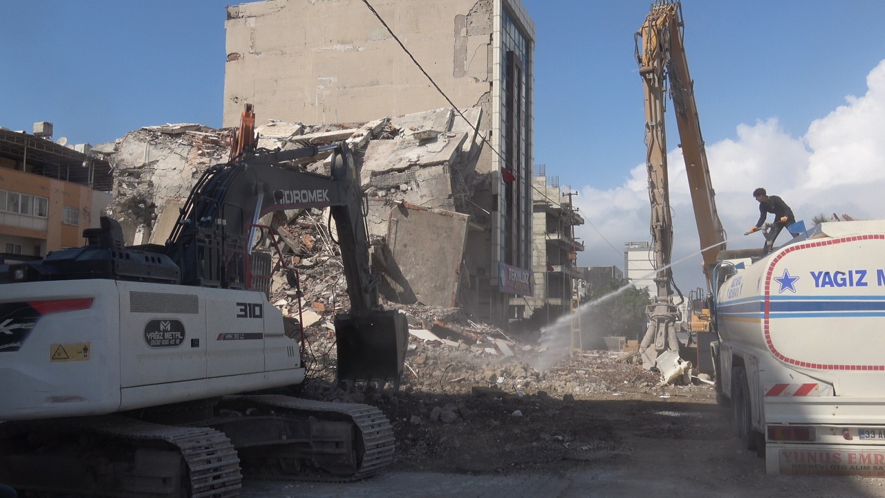 İş  makinasının kolona son dokunuşu 7 katlı binayı yerle bir etti

