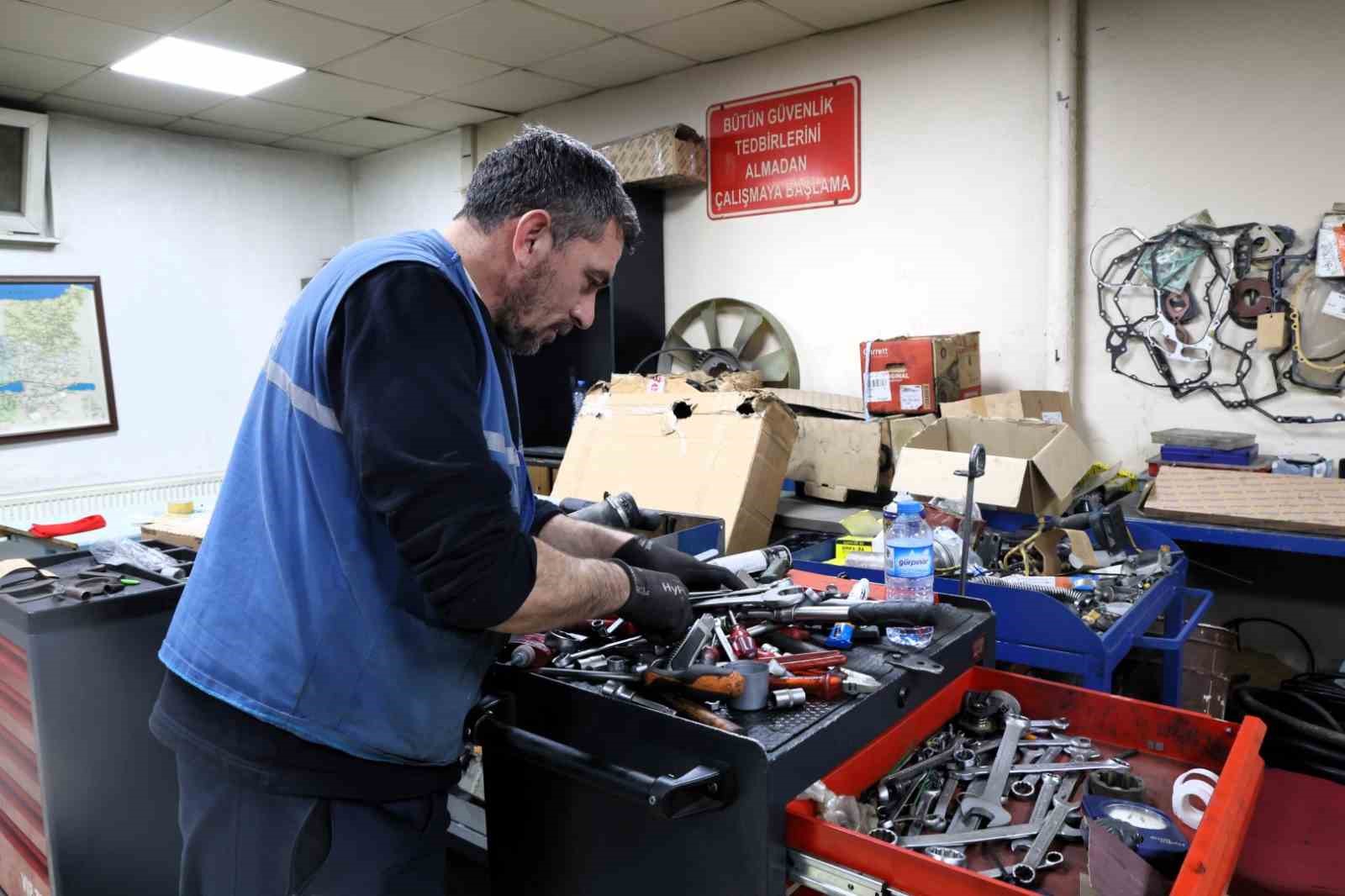 İş makinelerinin bakımı belediye atölyesinde yapılıyor
