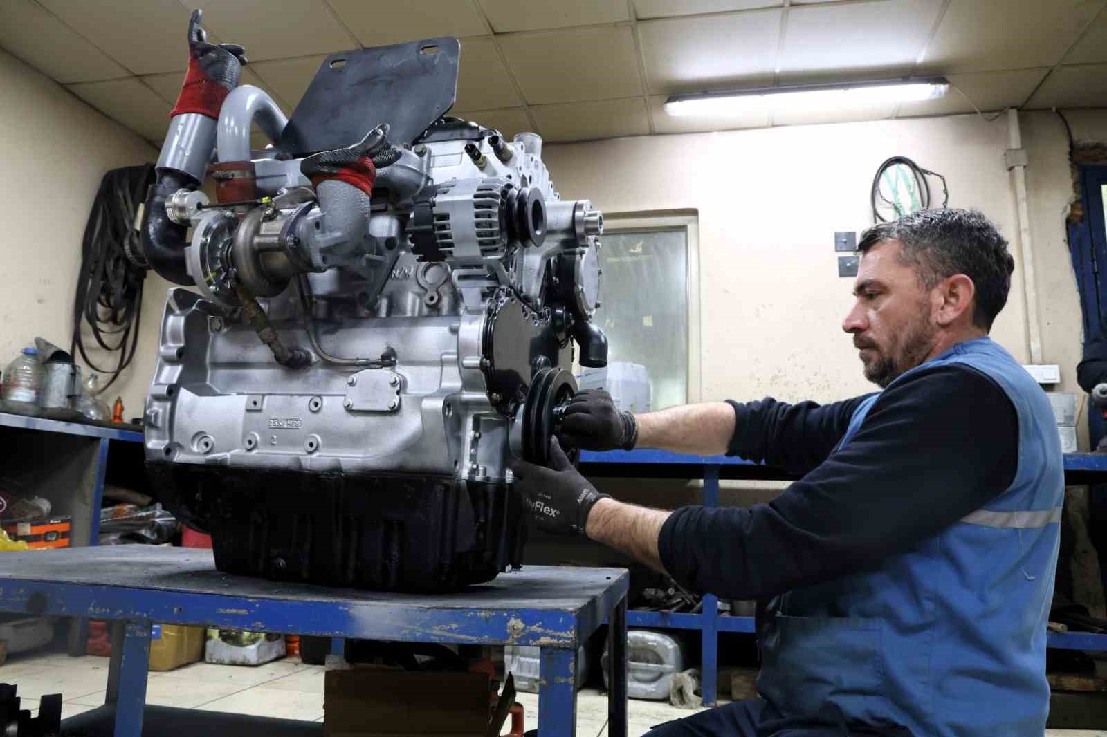 İş makinelerinin bakımı belediye atölyesinde yapılıyor
