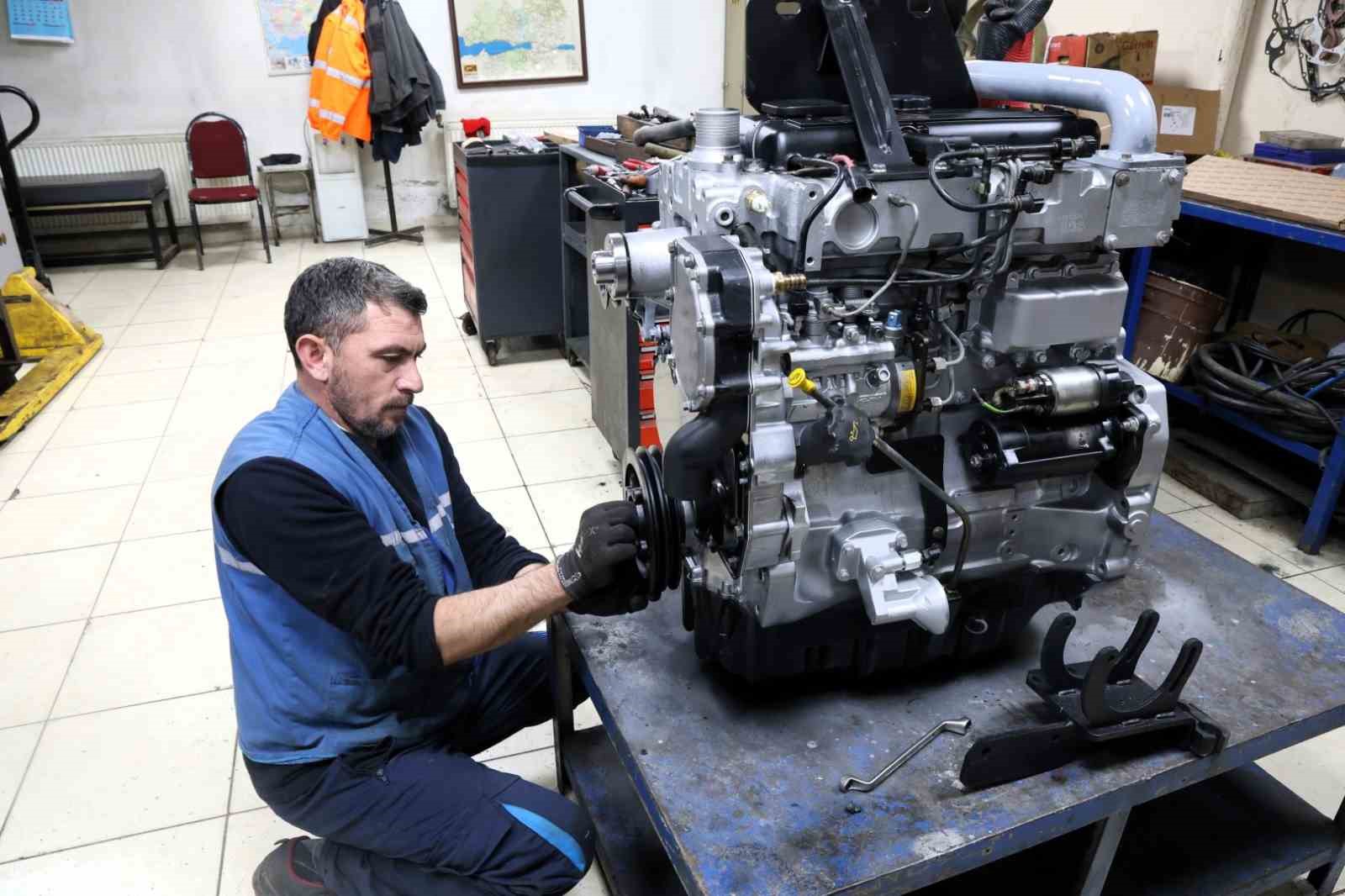 İş makinelerinin bakımı belediye atölyesinde yapılıyor
