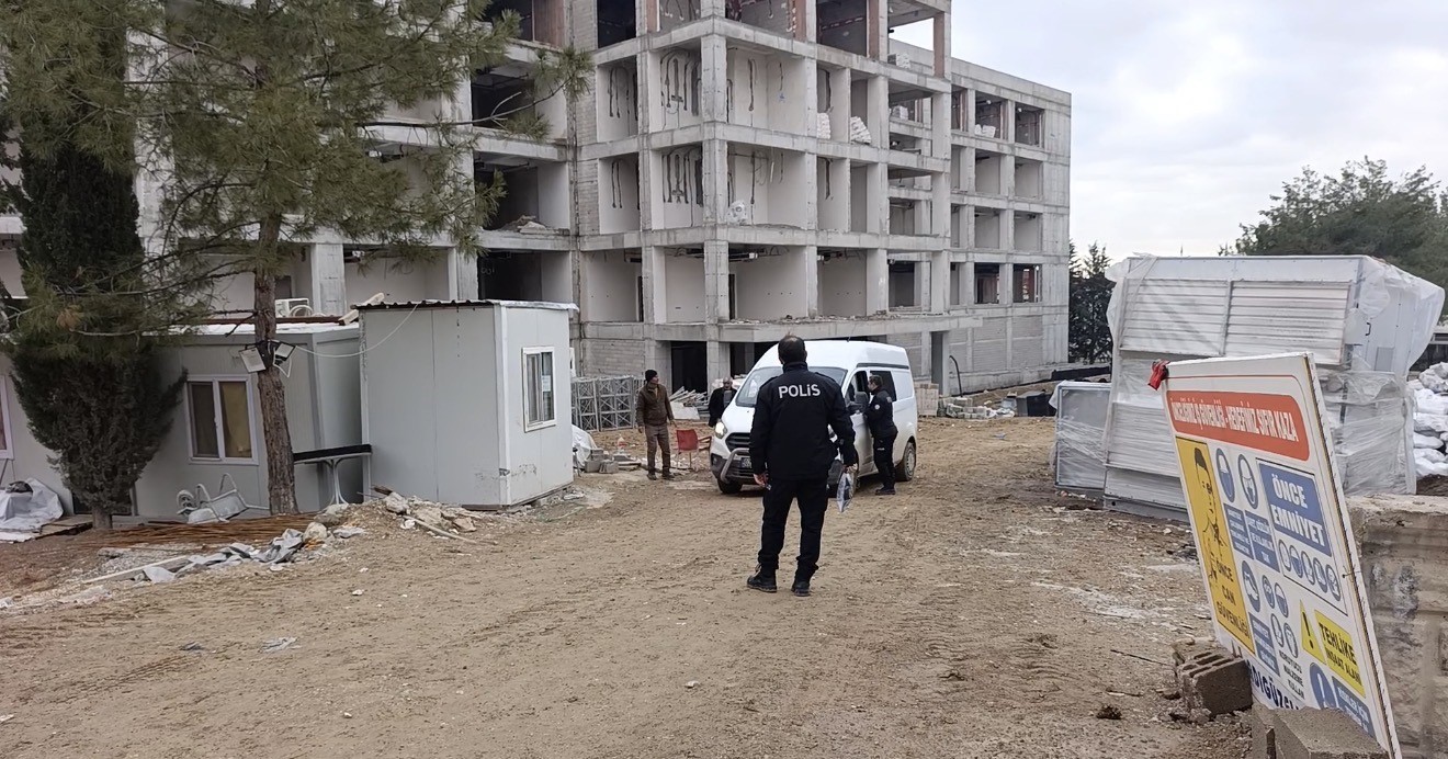 İş makinesi ile duvar arasında sıkışan işçi hayatını kaybetti
