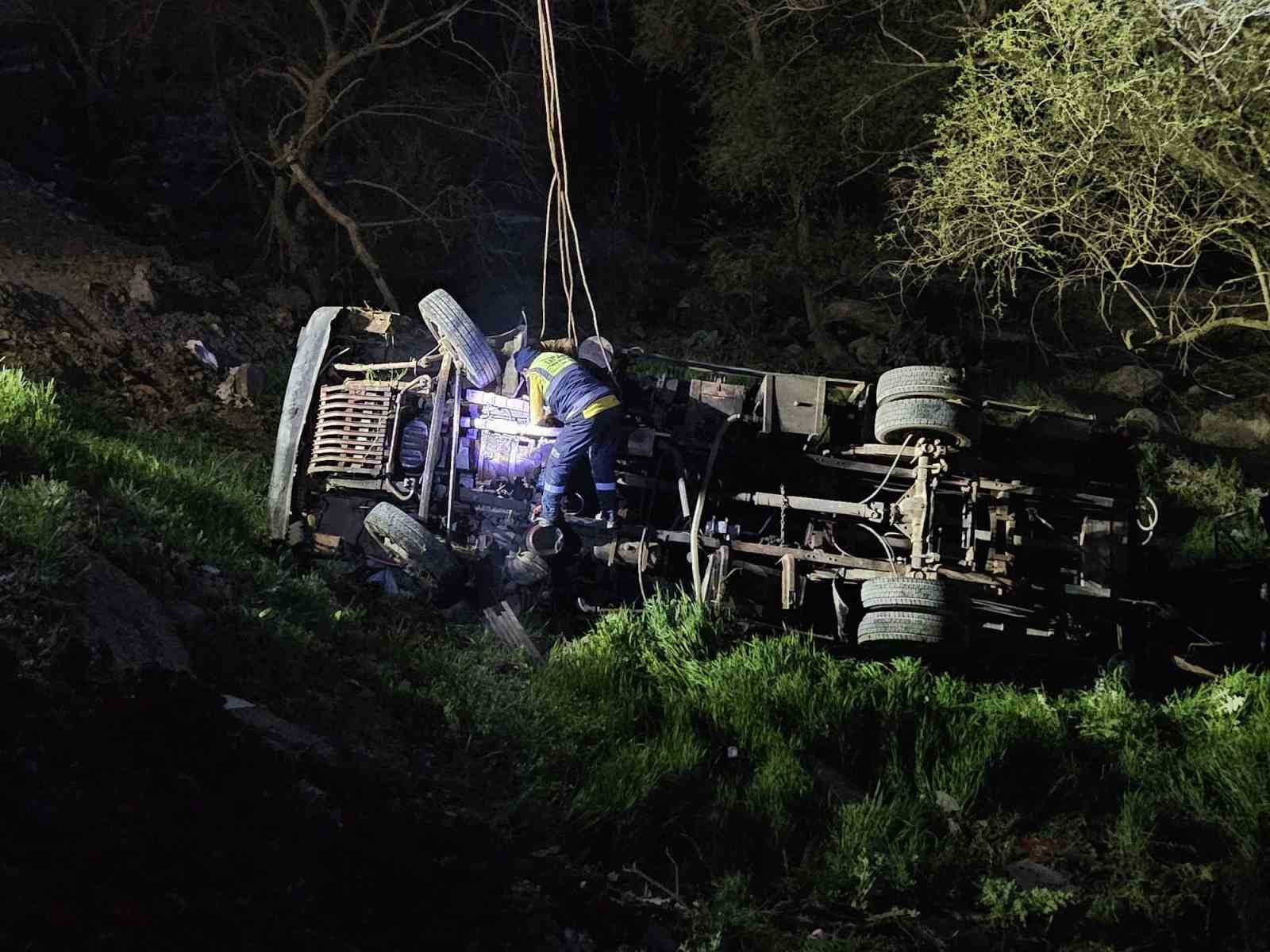 İş makinesi şarampole yuvarlandı: 1 ölü, 1 yaralı
