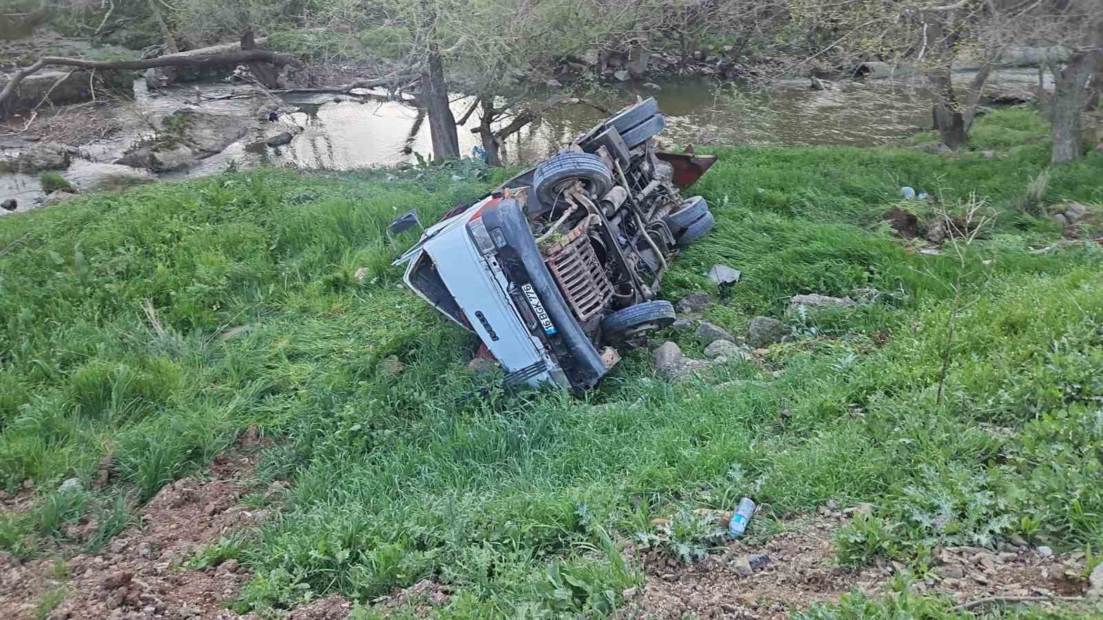 İş makinesi şarampole yuvarlandı: 1 ölü, 1 yaralı
