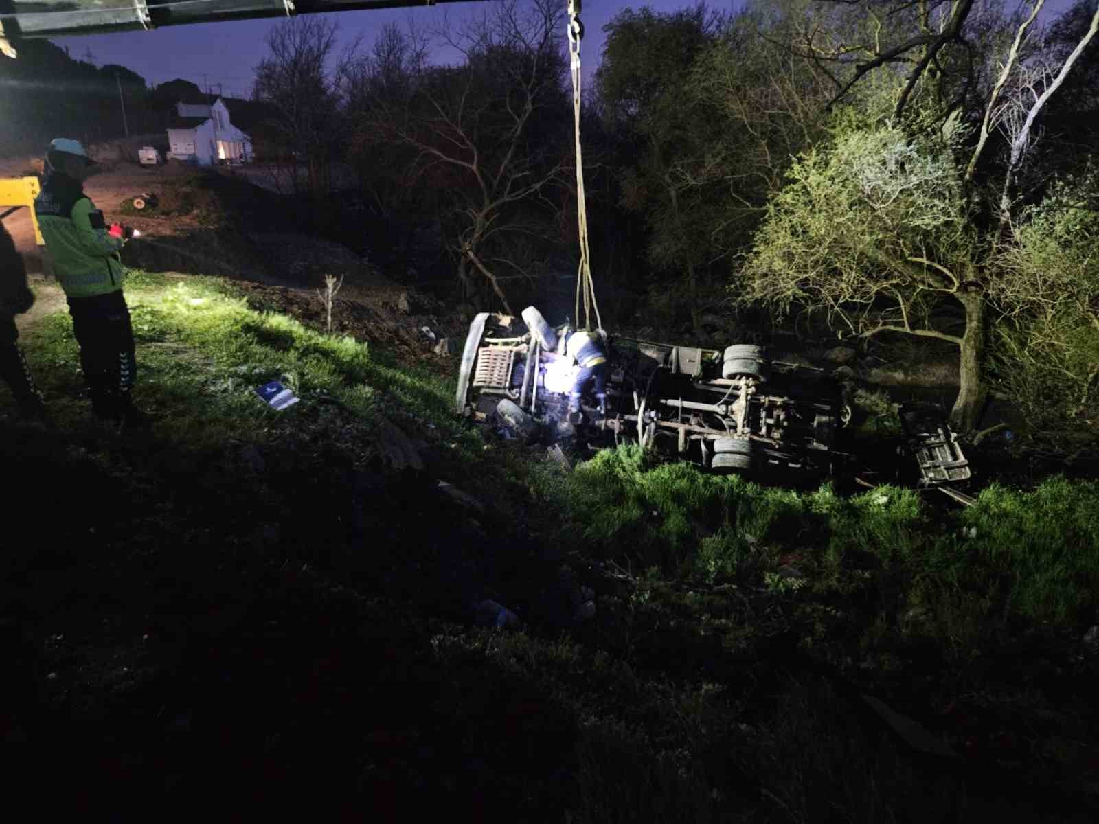 İş makinesi şarampole yuvarlandı: 1 ölü, 1 yaralı
