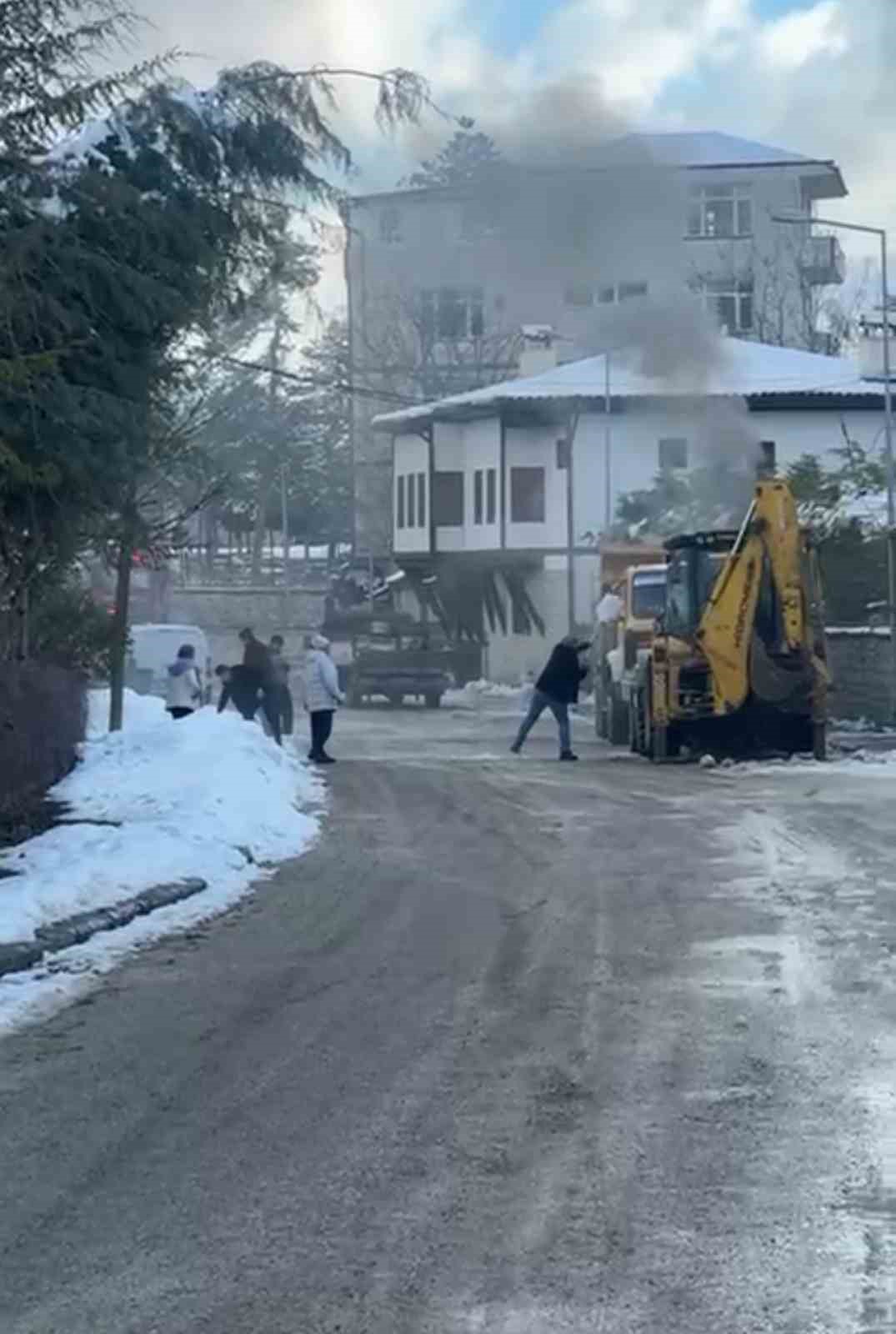 İş makinesinde çıkan yangını karla söndürmeye çalıştılar
