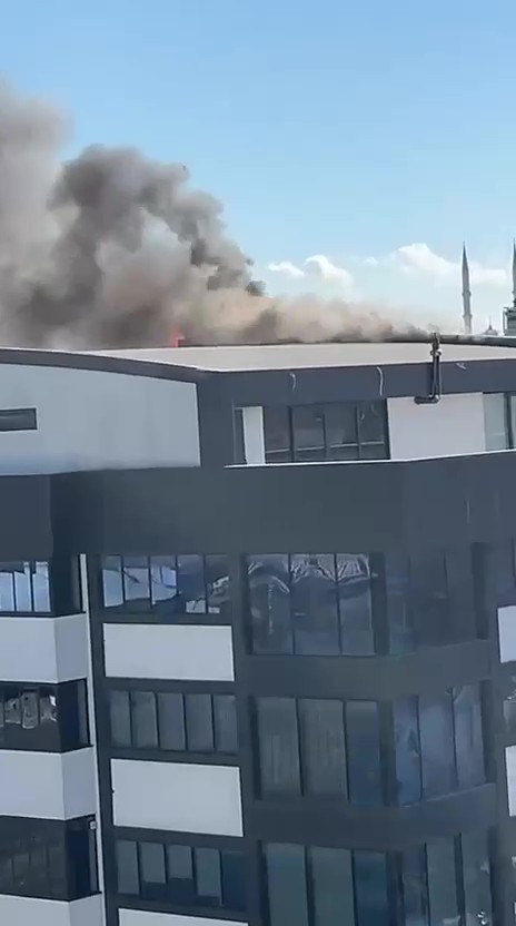 İş merkezinin dış cephesinde yangın çıktı
