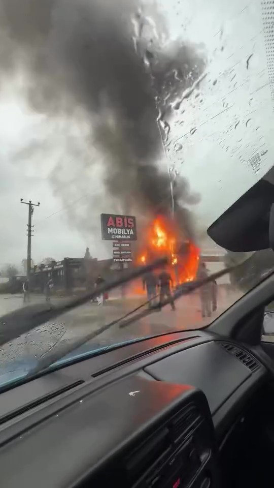 İş yeri alevlere teslim oldu
