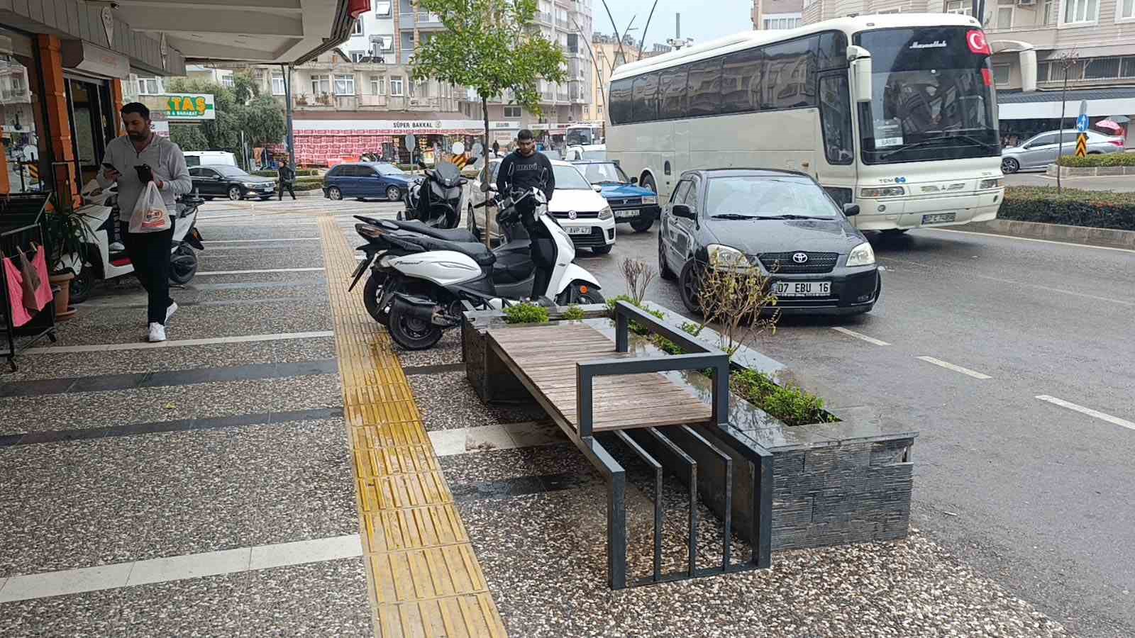 İş yerinden fırlayan 5 yaşındaki çocuğun ölümden döndüğü kaza anları güvenlik kamerasına yansıdı

