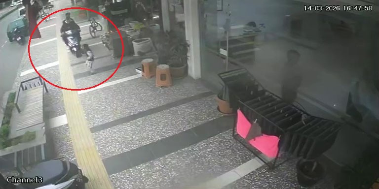 İş yerinden fırlayan 5 yaşındaki çocuğun ölümden döndüğü kaza anları güvenlik kamerasına yansıdı
