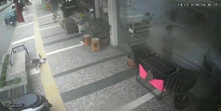 İş yerinden fırlayan 5 yaşındaki çocuğun ölümden döndüğü kaza anları güvenlik kamerasına yansıdı
