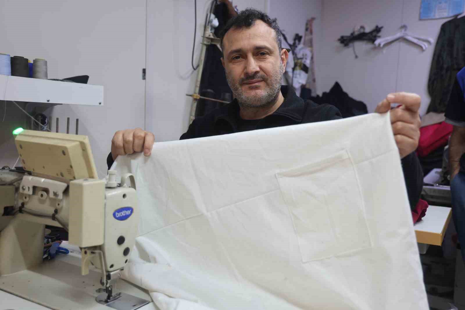 İş yerinin camına astığı "Kefene cep dikilir" yazısıyla ilgi odağı olan esnaf, yazıyı cimrilerin inadına kaldırmıyor
