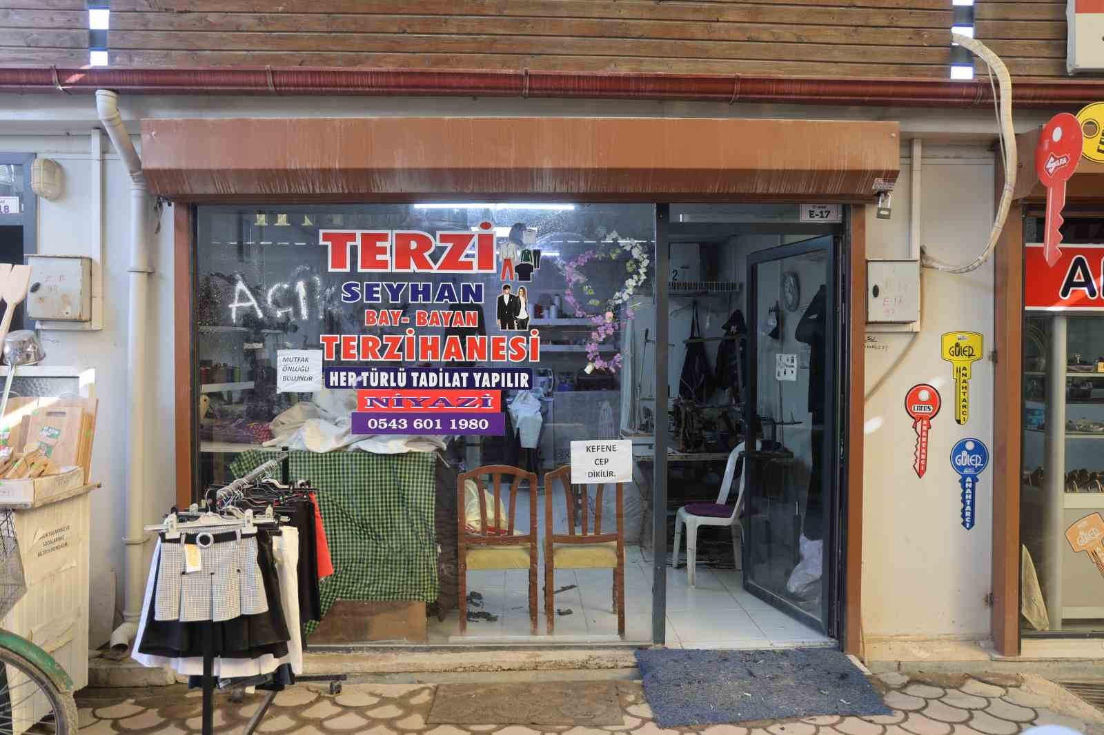 İş yerinin camına astığı "Kefene cep dikilir" yazısıyla ilgi odağı olan esnaf, yazıyı cimrilerin inadına kaldırmıyor
