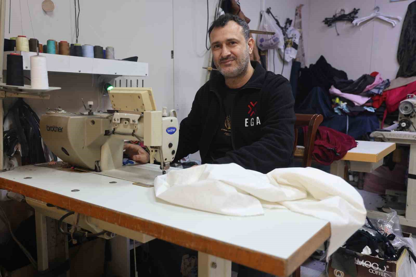 İş yerinin camına astığı "Kefene cep dikilir" yazısıyla ilgi odağı olan esnaf, yazıyı cimrilerin inadına kaldırmıyor
