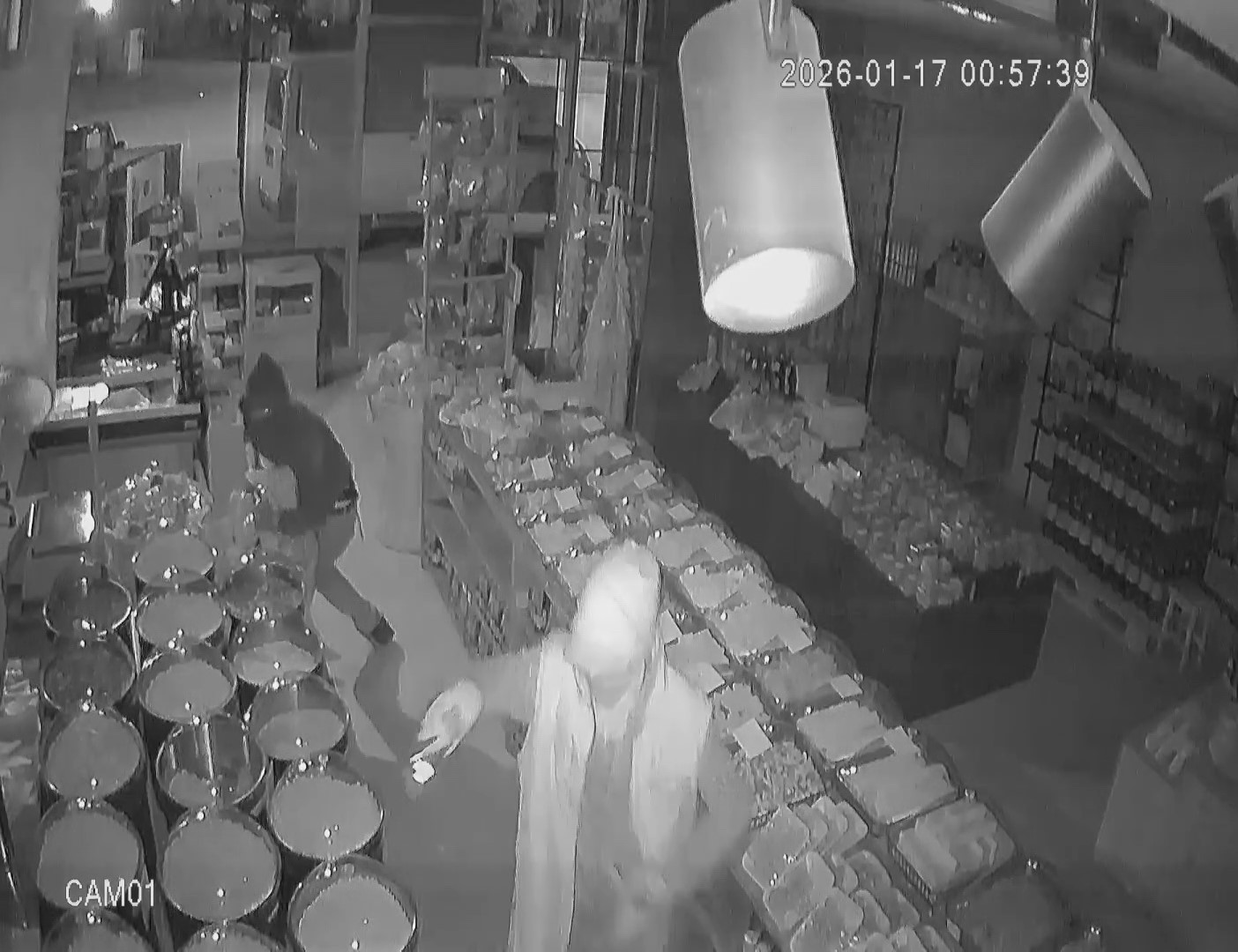 İş yerlerine giren hırsızlar ne bulduysa çaldı: 2 şüpheli tutuklandı
