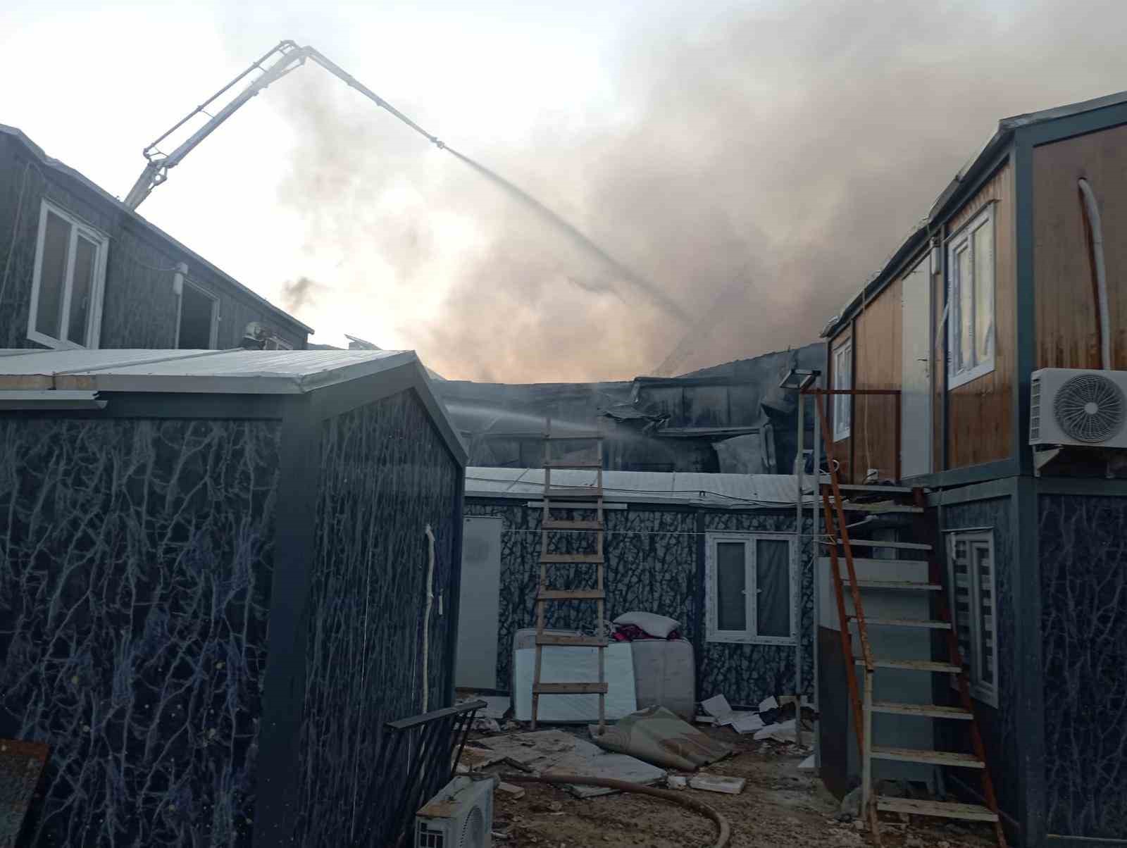 İşçi konteynerinde çıkan yangın kontrol altına alındı
