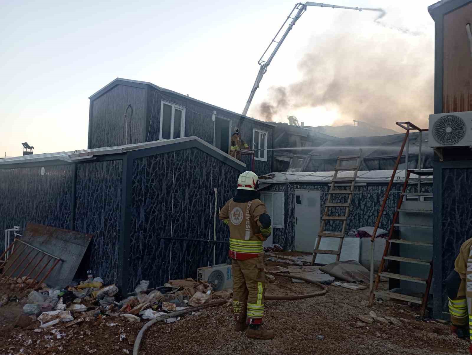 İşçi konteynerinde çıkan yangın kontrol altına alındı
