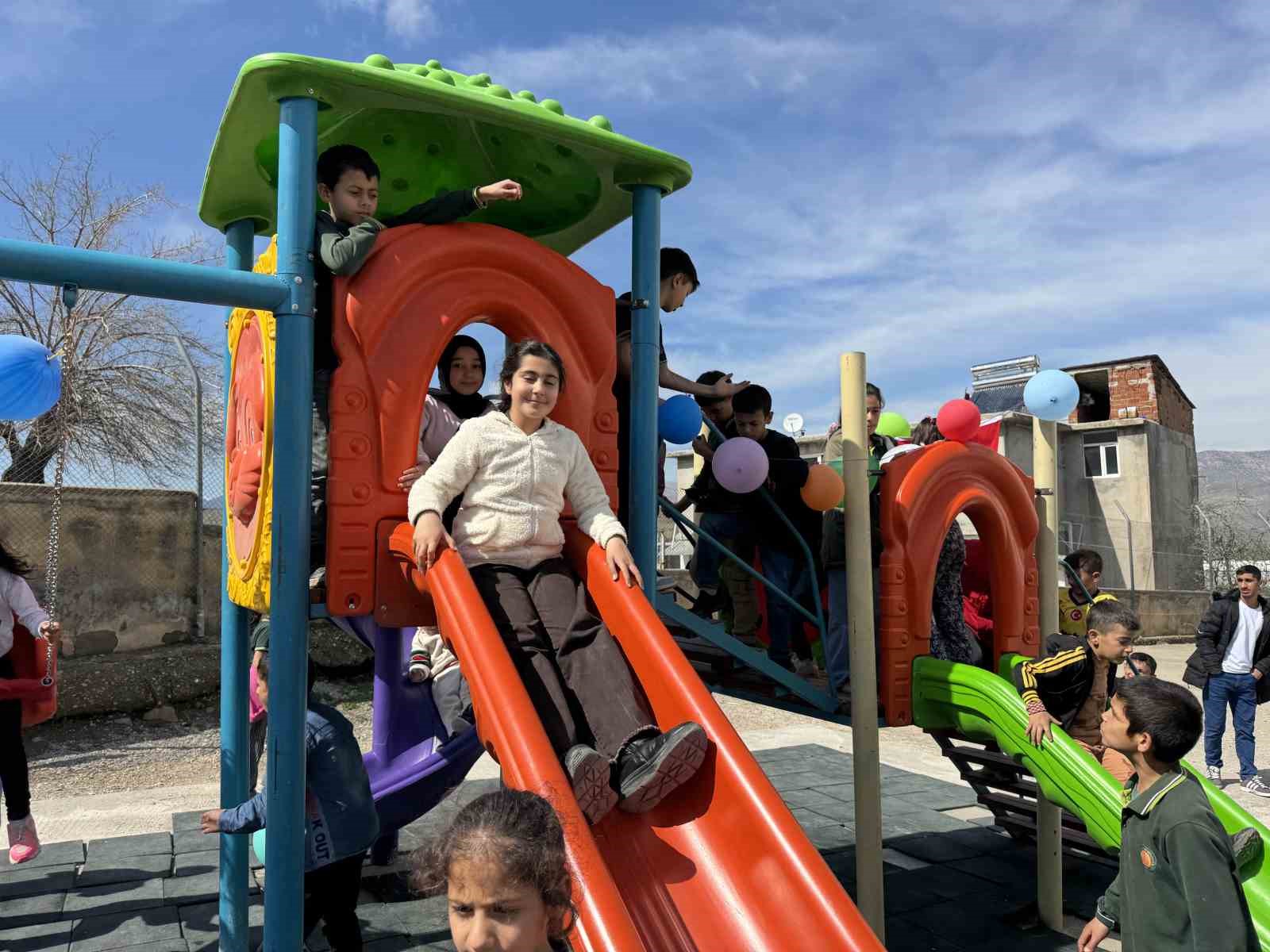 İşçi olarak Almanya’ya gitti, ilçesindeki çocuklara oyun parkı yapıp yardımlarda bulundu
