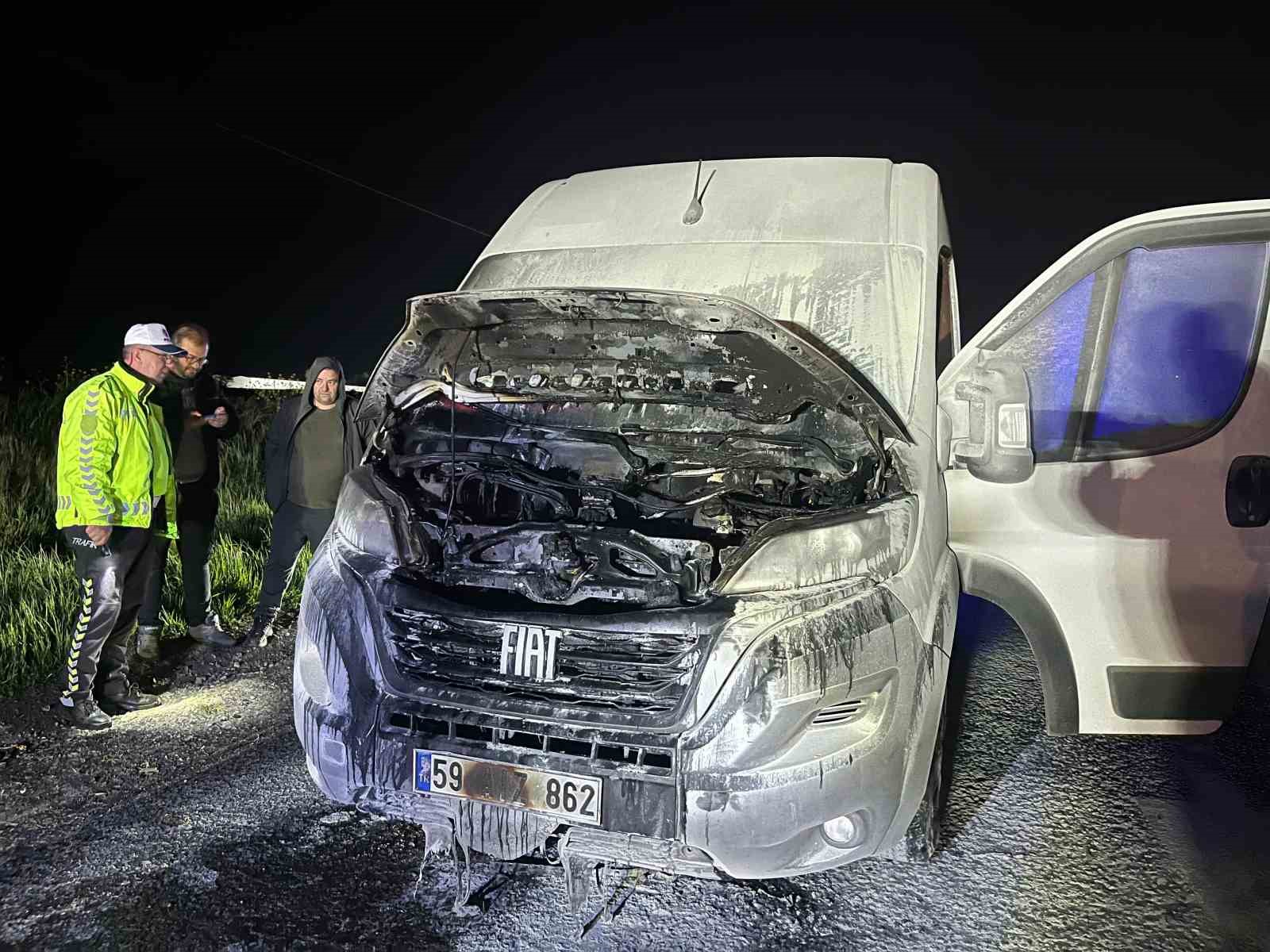 İşçi servis minibüsü alev aldı
