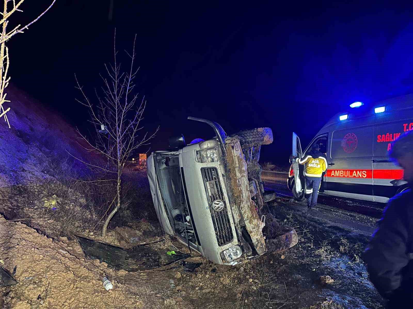 İşçi servisi şarampole devrildi: 17 yaralı
