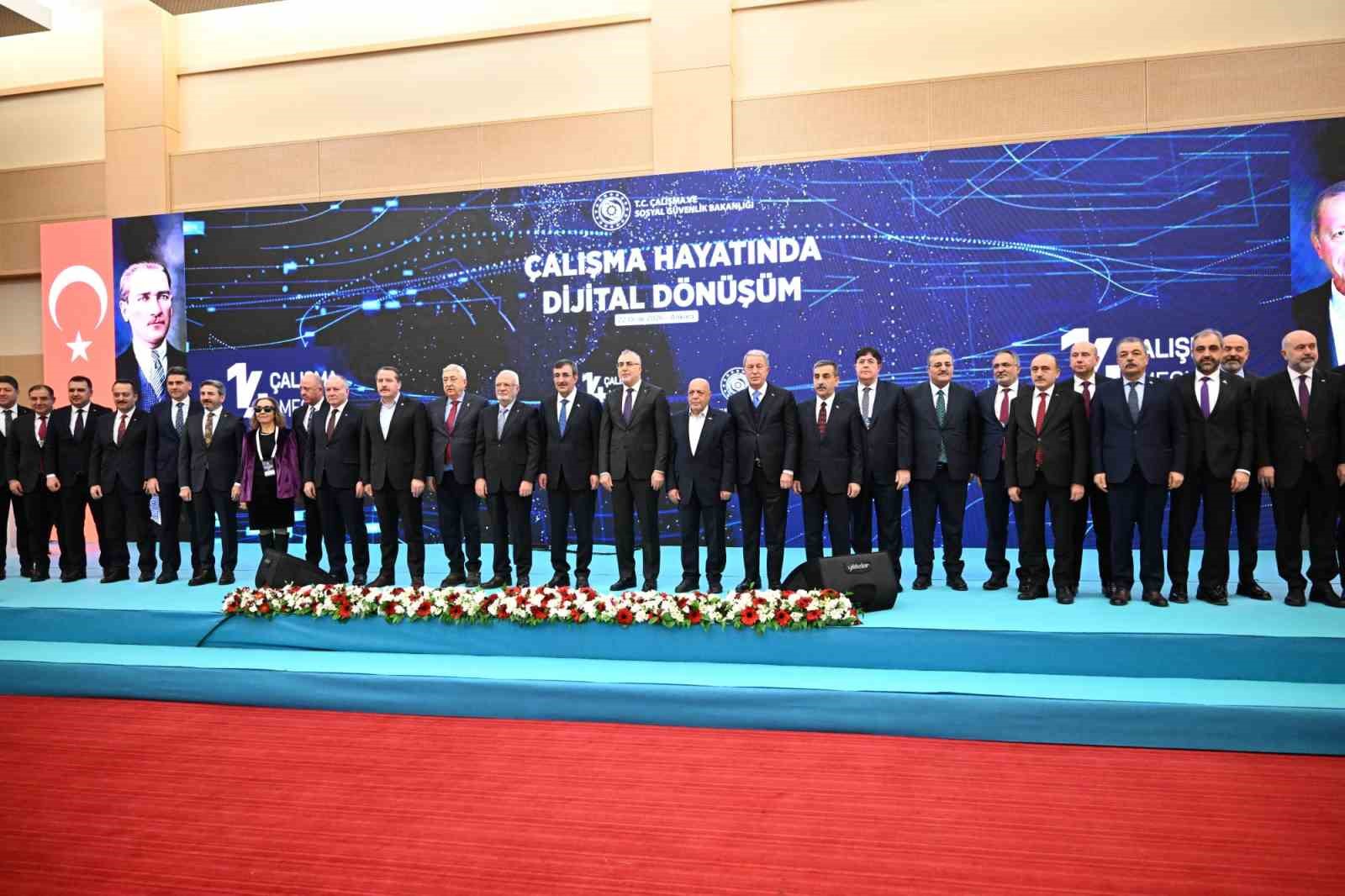 İşçi ve memur konfederasyonlarından dijital dönüşüm uyarısı: "Doğru yönetilmezse sosyal adaletsizlikleri derinleştirebilir"
