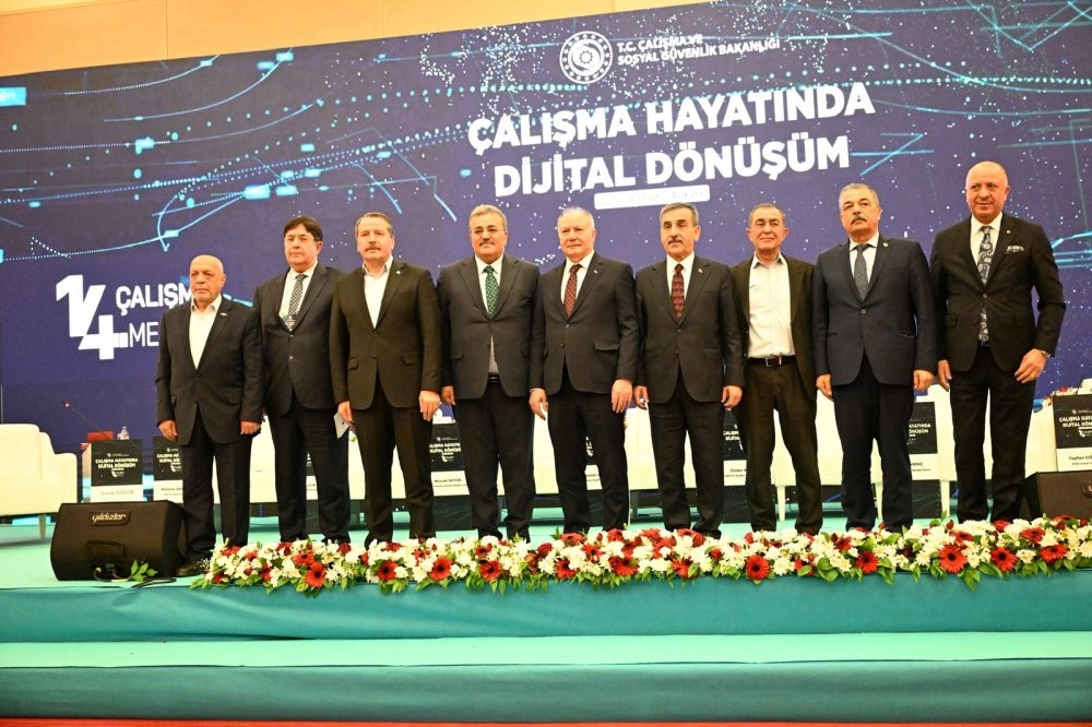 İşçi ve memur konfederasyonlarından dijital dönüşüm uyarısı: "Doğru yönetilmezse sosyal adaletsizlikleri derinleştirebilir"
