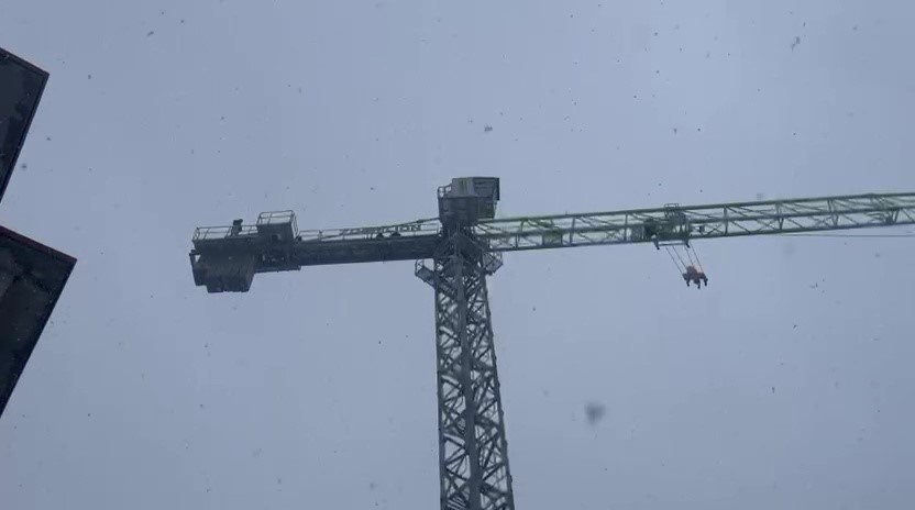 İşçilerden inşaat kule vincinde intihar girişimi
