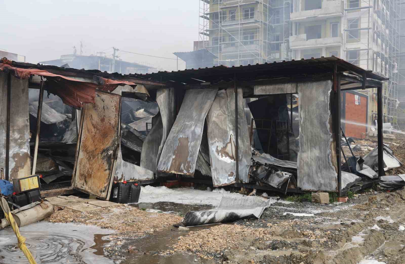 İşçilerin kaldığı 2 katlı yatakhane alevlere teslim oldu
