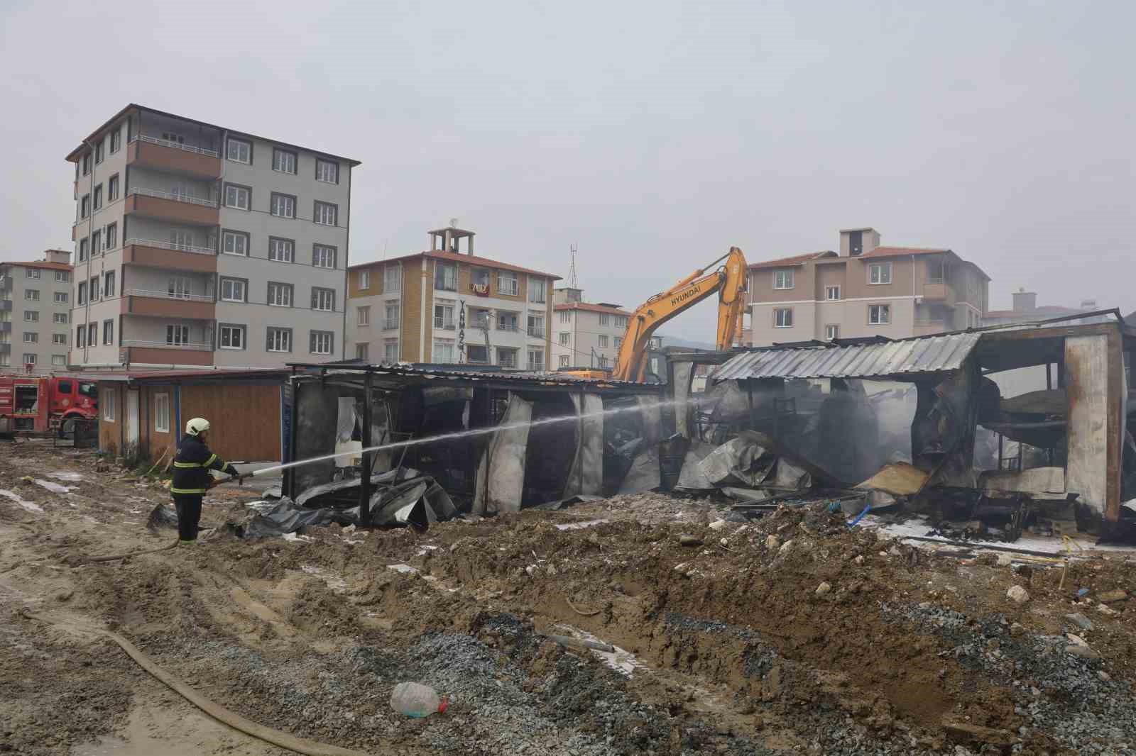 İşçilerin kaldığı 2 katlı yatakhane alevlere teslim oldu
