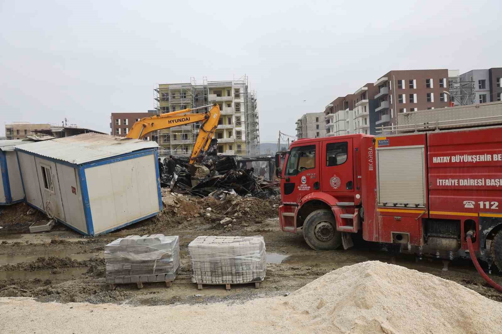 İşçilerin kaldığı 2 katlı yatakhane alevlere teslim oldu
