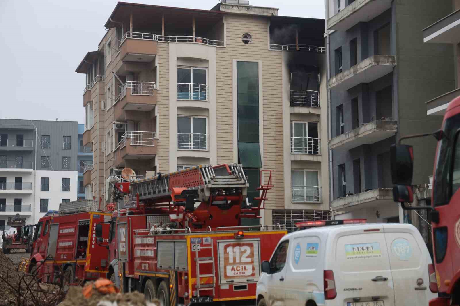 İşçilerin kaldığı apartman dairesi alevlere teslim oldu
