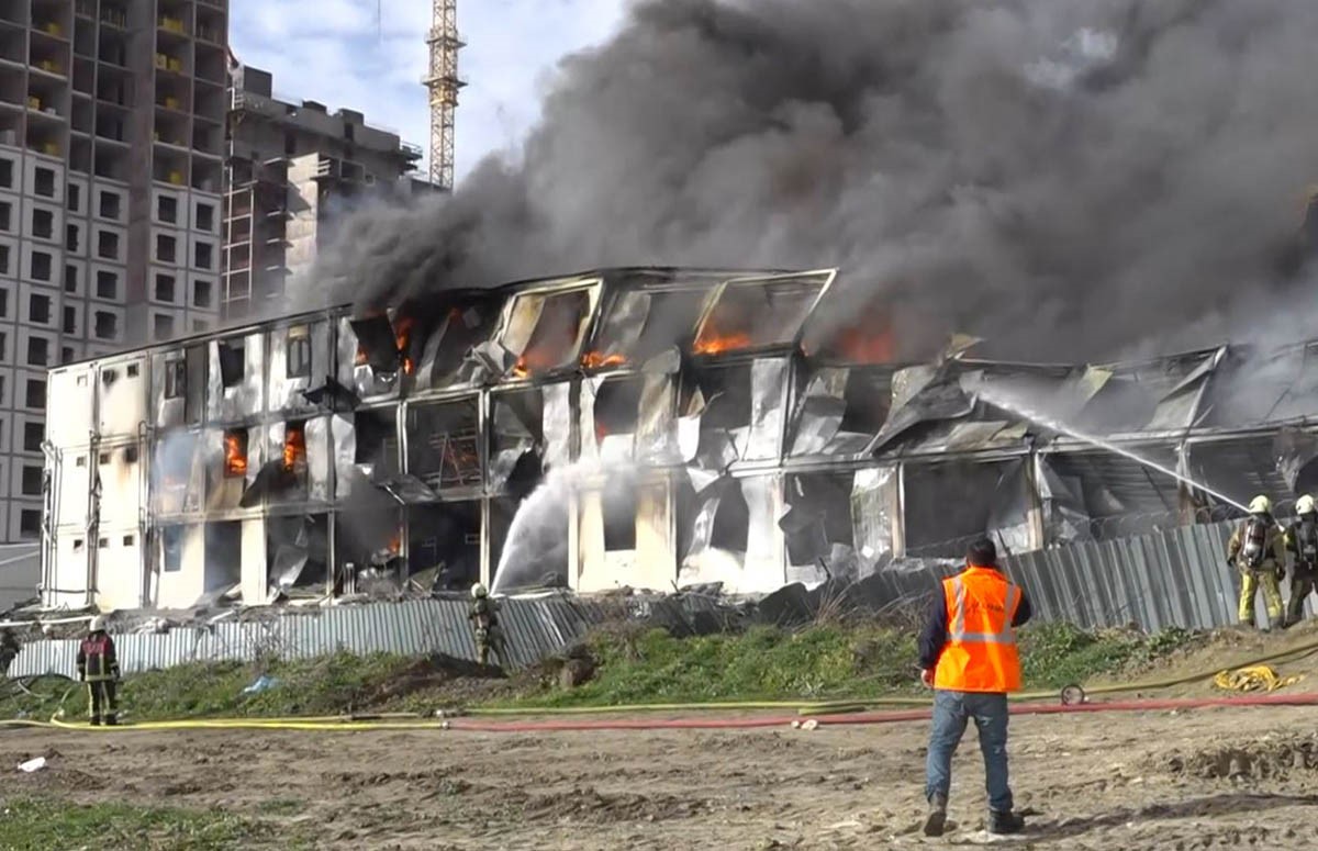 İşçilerin kaldığı konteynerde çıkan yangın kontrol altına alındı
