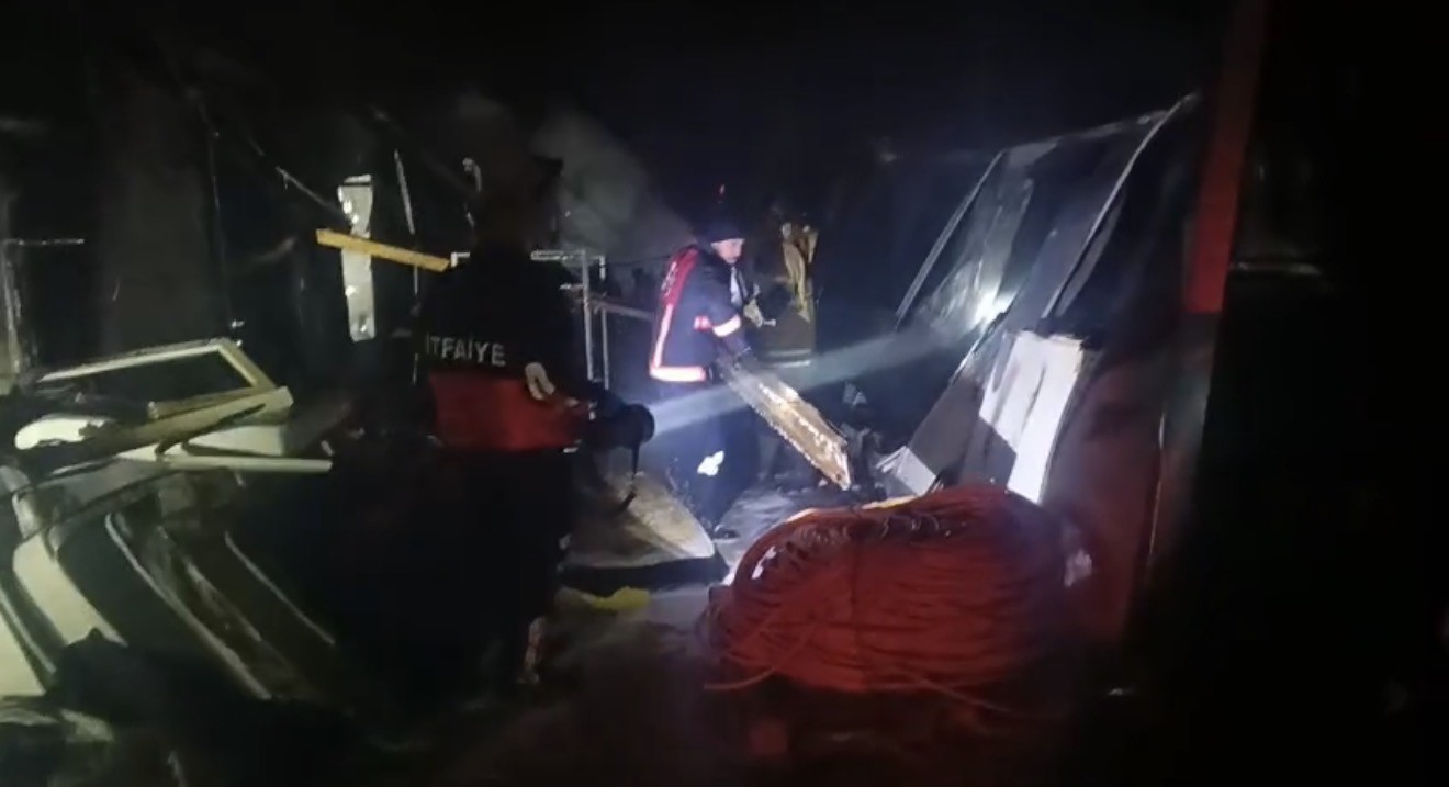 İşçilerin kaldığı konteynerlerde korkutan yangın
