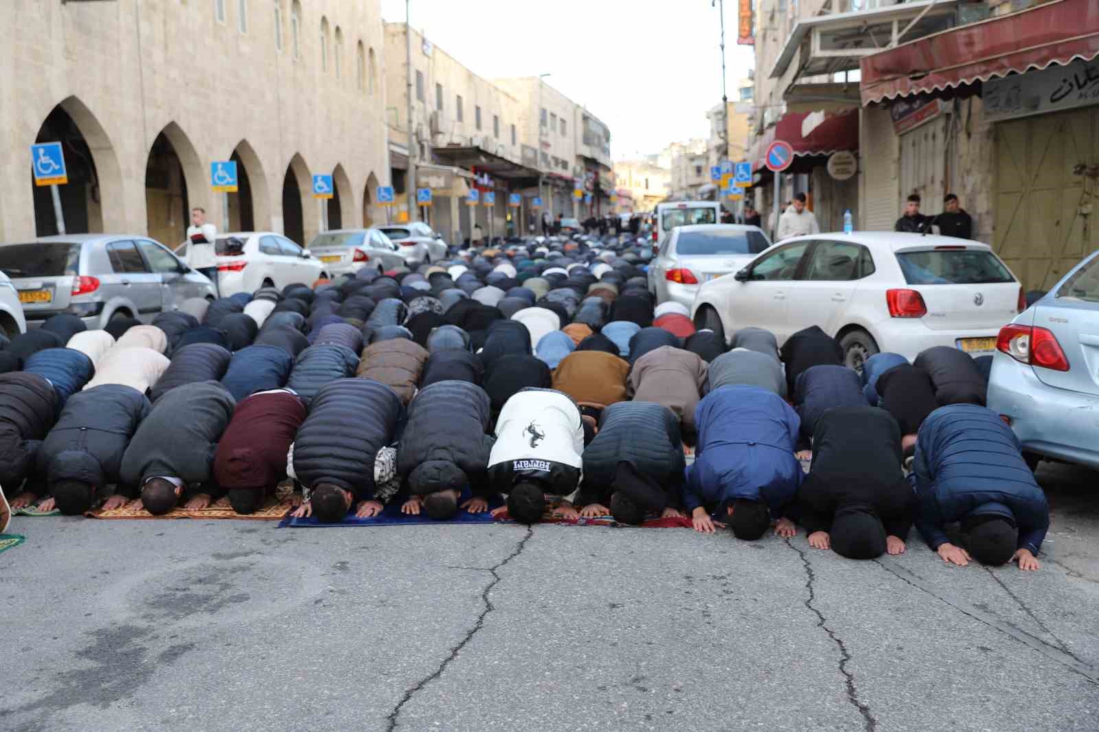 İşgal altındaki Doğu Kudüs’te Müslümanlar, bayram namazını sokakta kıldı
