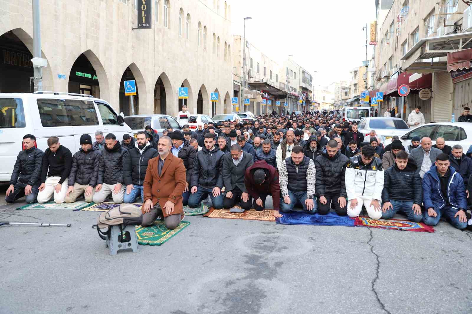 İşgal altındaki Doğu Kudüs’te Müslümanlar, bayram namazını sokakta kıldı
