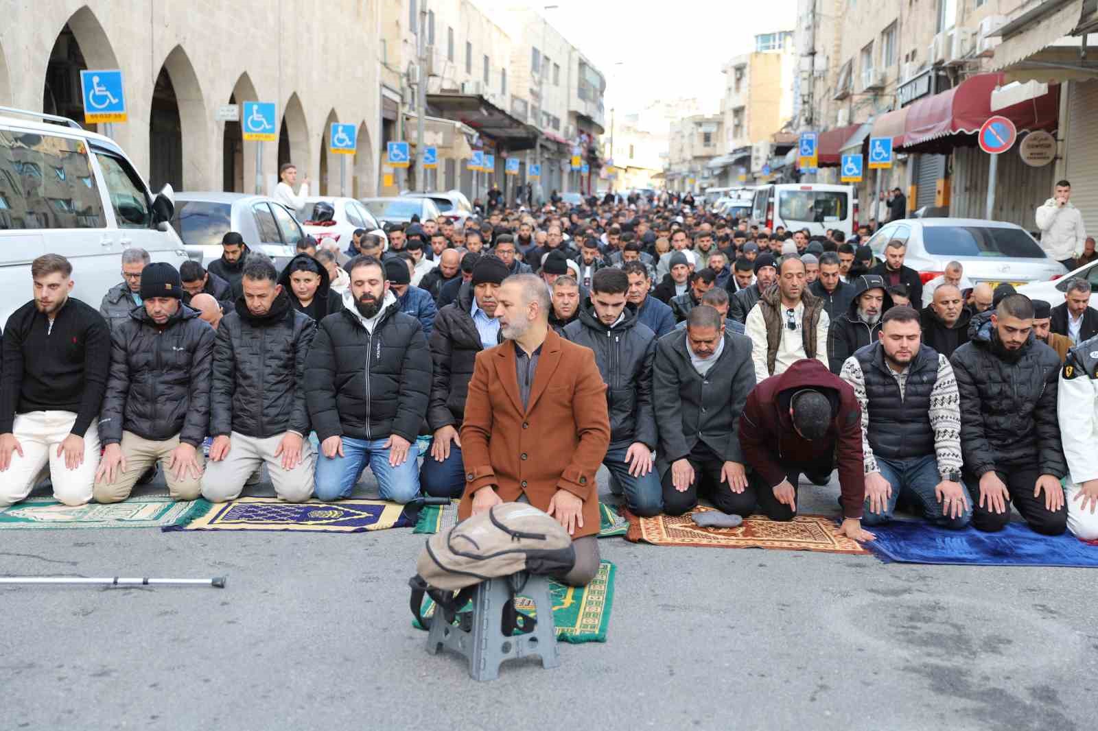 İşgal altındaki Doğu Kudüs’te Müslümanlar, bayram namazını sokakta kıldı
