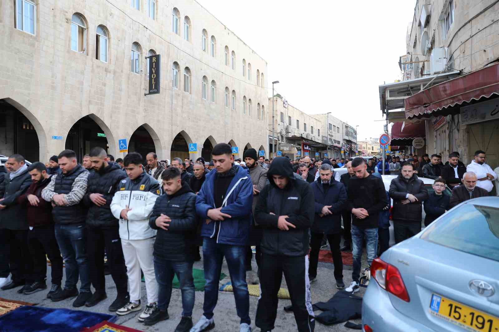 İşgal altındaki Doğu Kudüs’te Müslümanlar, bayram namazını sokakta kıldı
