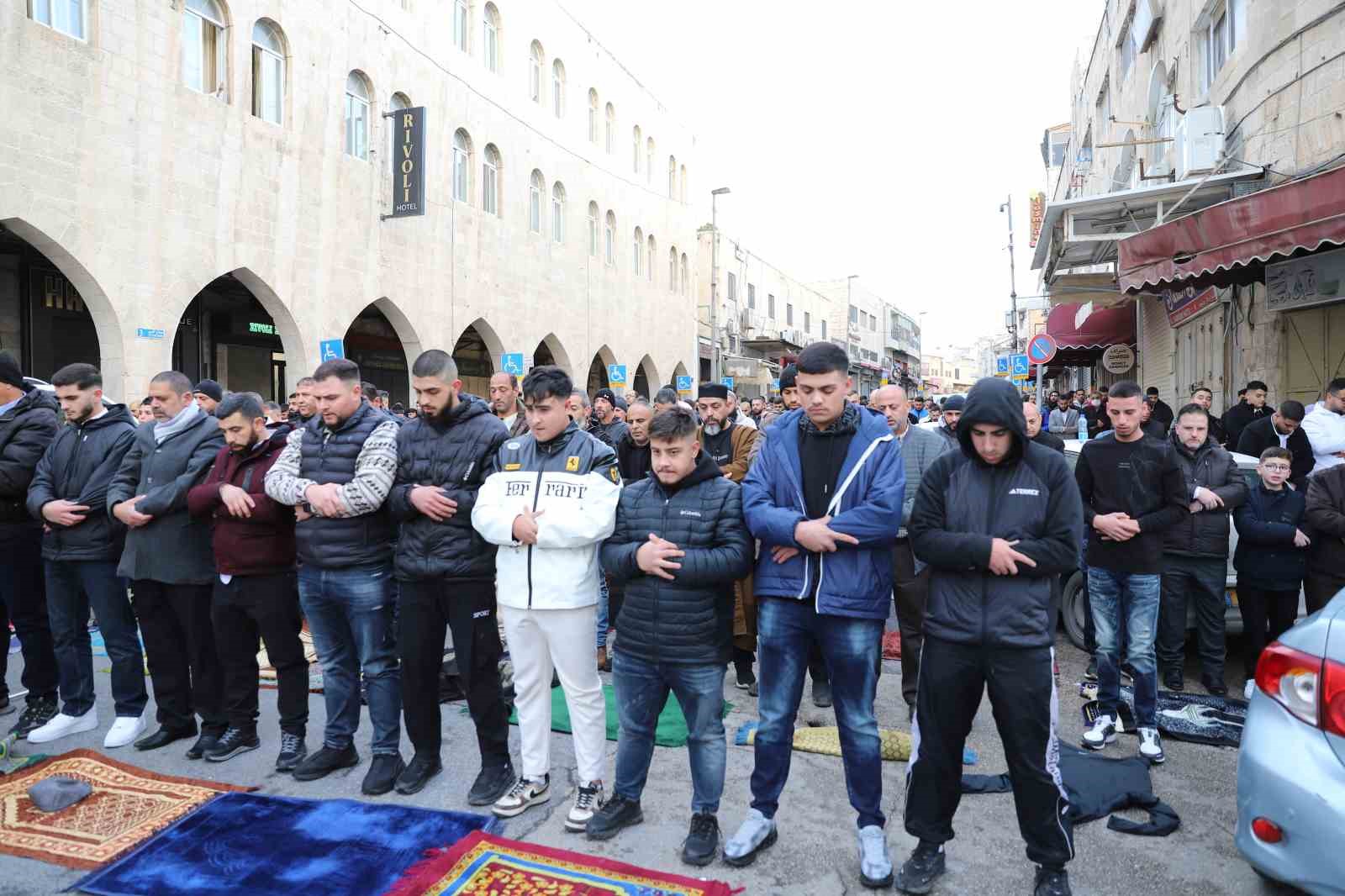 İşgal altındaki Doğu Kudüs’te Müslümanlar, bayram namazını sokakta kıldı
