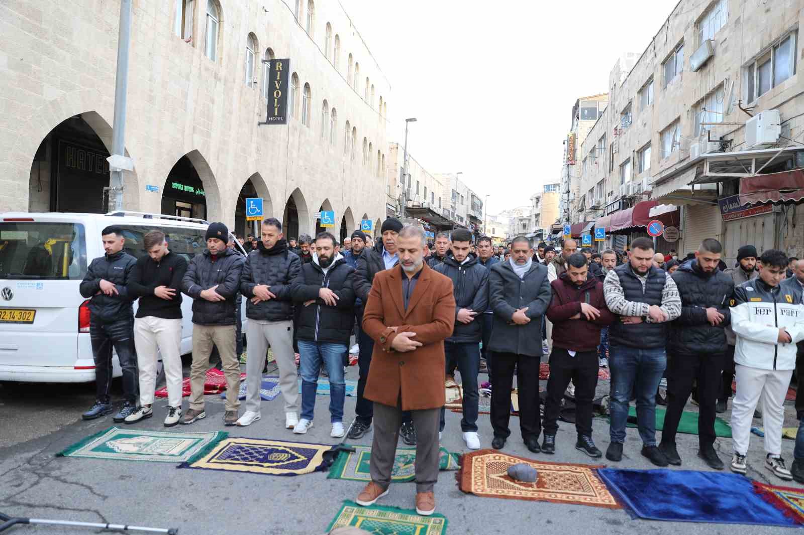 İşgal altındaki Doğu Kudüs’te Müslümanlar, bayram namazını sokakta kıldı
