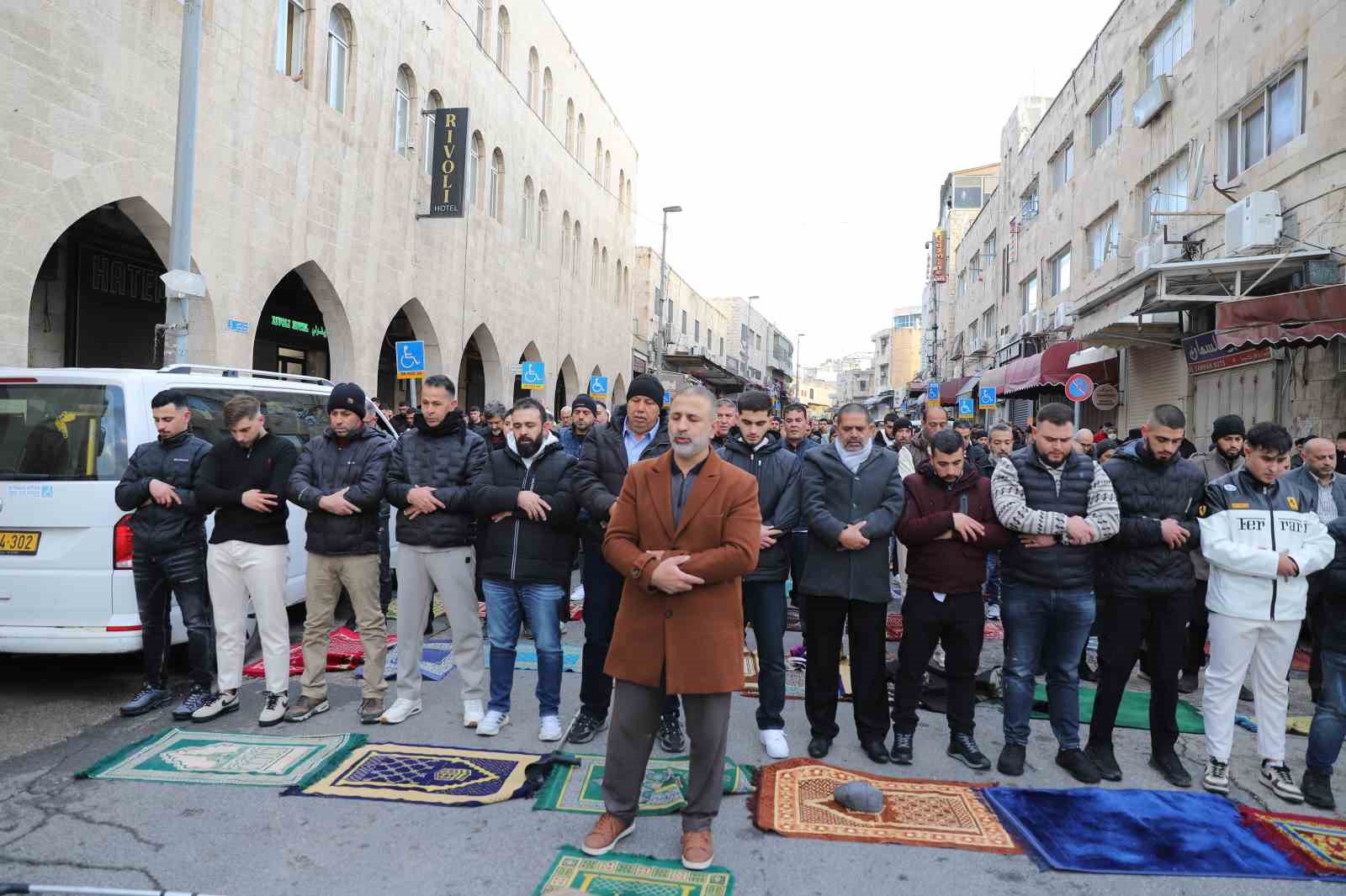 İşgal altındaki Doğu Kudüs’te Müslümanlar, bayram namazını sokakta kıldı
