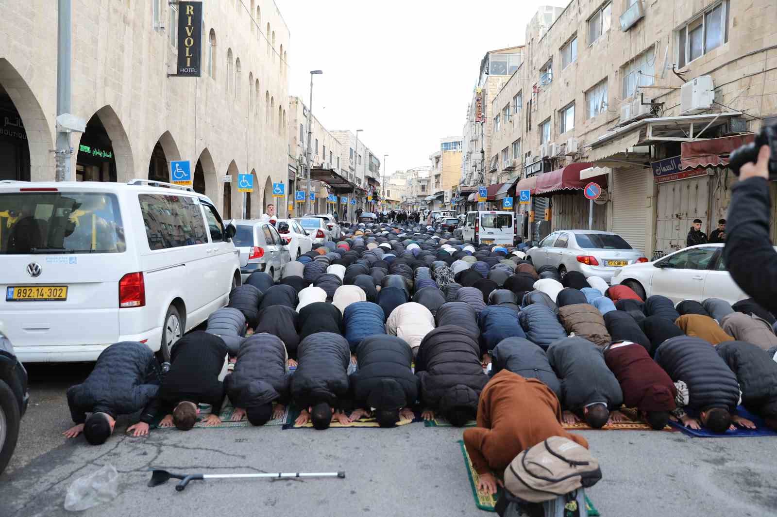 İşgal altındaki Doğu Kudüs’te Müslümanlar, bayram namazını sokakta kıldı
