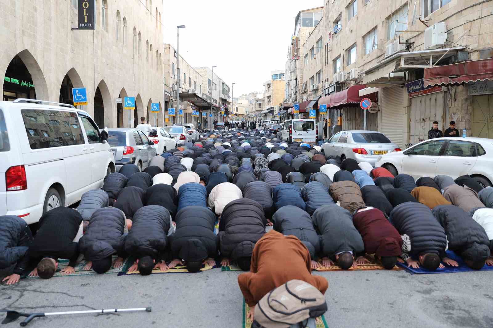 İşgal altındaki Doğu Kudüs’te Müslümanlar, bayram namazını sokakta kıldı

