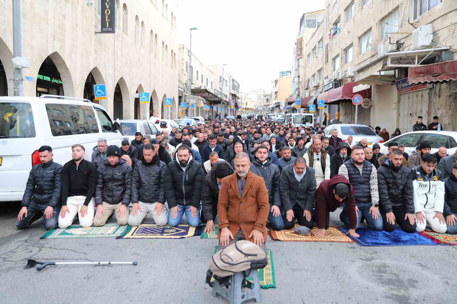 İşgal altındaki Doğu Kudüs’te Müslümanlar, bayram namazını sokakta kıldı
