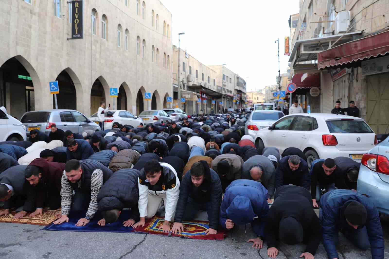 İşgal altındaki Doğu Kudüs’te Müslümanlar, bayram namazını sokakta kıldı
